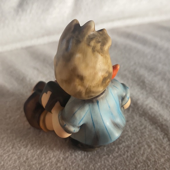 Hummel Figurine #390 “Boy with Accordion” Boy seated with instrument - Picture 3 of 4